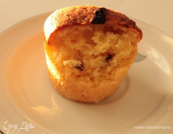 Готовые кексы оставить в выключенной духовке на 5 минут, затем достать и остудить в формочках (кексы могут немного осесть), украсить сахарной пудрой. Приятного всем чаепития!