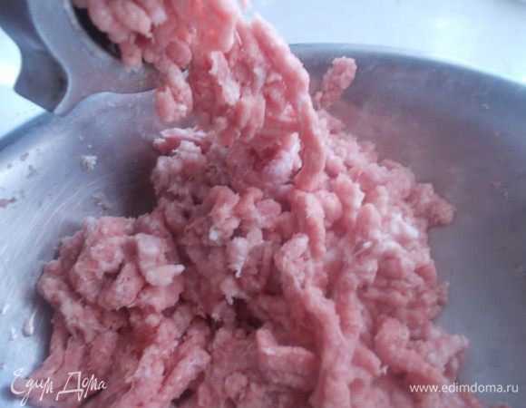 Мясо помолоть, можно добавить телятину или курицу.