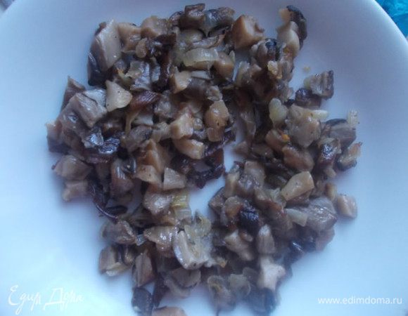 Грибочки порезать и обжарить на растительном масле. Можно с луком или чесночком.
