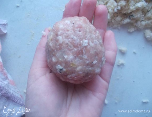 Скатываем шарик так, чтобы грибы остались внутри.