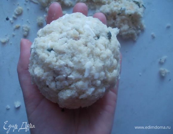 Затем облепляем нашей крошкой, со всех сторон.