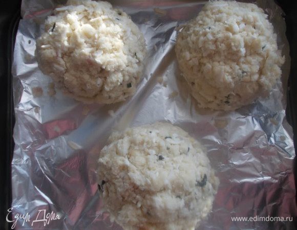 Укладываем на фольгу и противень. Отправляем запекать при 200 С. на 35-40 минут, пока не появиться золотистая корочка сверху. Подавать сразу, пока корочка хрустящая.