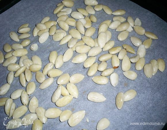 Если вам посчастливилось раздобыть очищенный миндаль - вы уменьшили объем своей работы. Если миндаль неочищенный, то нам понадобится его очистить. Для этого заливаем миндаль кипятком и оставляем минут на 5. Затем воду сливаем, а миндаль теперь легко очистить от кожицы, просто сдавив его пальцами.