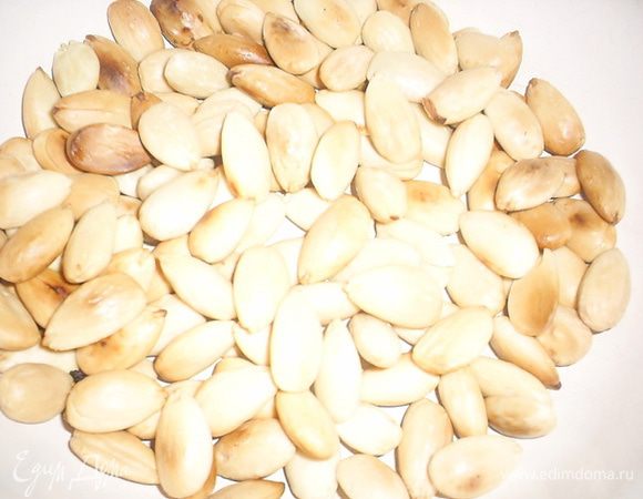 Очищенный миндаль отправляем в разогретую до 180 градусов духовку. Там он должен пробыть до того времени, когда начнет становиться золотистым. Точное время зависит от вашей духовки. Мне понадобилось чуть больше 10 минут, хотя автор указывала 20 минут. Главное - не пережарить миндаль)))