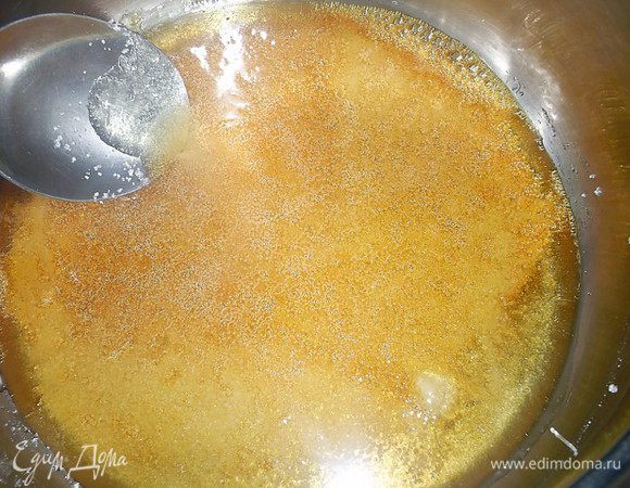 Тем временем сахар с лимонным соком надо растопить в сотейнике или кастрюльке с толстым дном. Делать это нужно на среднем огне. У моей плиты 12 уровней нагрева, я делаю это на 7. Расплавленный сахар держим до приобретения им янтарного цвета.