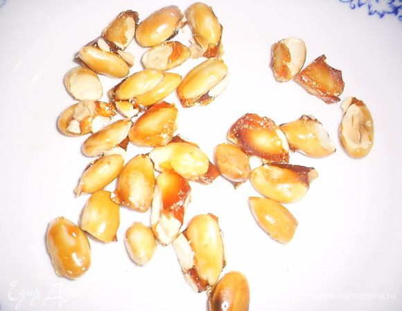 Нам понадобится отделить 20-25 самых красивых миндалинок. Это будет серединка конфет.