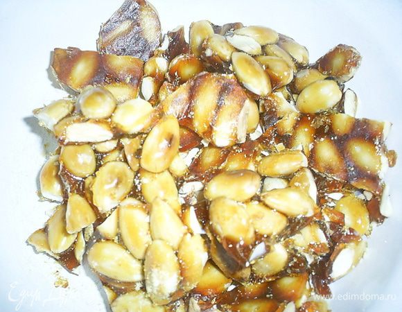 Оставшуюся карамель поломать на кусочки.