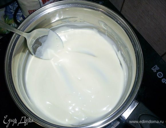 Растопим белый шоколад. Имейте в виду, что он достаточно капризный и быстро может подгореть или свернуться, если нагревать его при высокой температуры. Микроволновки у меня нет, а готовить водяную баню мне лень, да и не люблю я на ней шоколад топить. Поэтому я приспособилась топить шоколад на плите на 2 уровне нагрева, когда она просто хорошо теплая. Не забываем постоянно помешивать шоколад, пока он весь не расплавится.