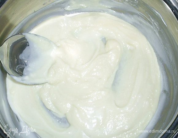 Теперь добавляем к нему сливочное масло и помешиваем, до его полного растворения. По фото видно, что структура шоколада сразу меняется. Он делается более густым и негладким.