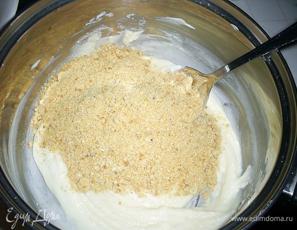Теперь добавляем молотую карамель и вымешиваем до получения однородной массы.  Я рекомендую всыпать сначала половину, перемешать, а затем добавлять карамель небольшими порциями и сразу перемешивать. Если всыпать слишком много крошки, готовые конфеты будут сильно крошиться и разваливаться. У меня примерно четвертая часть крошки осталась. Я ее пересыпала в чистую баночку с герметичной крышкой и вскоре пристроила в крем для торта.