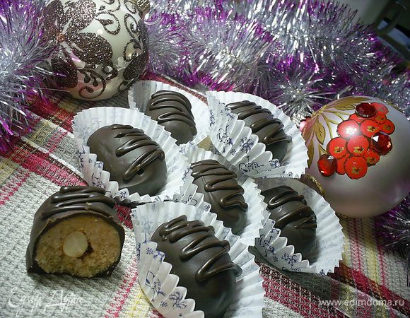 Готовые конфеты хранить в холодильнике в закрытой емкости, чтоб они не вбирали в себя запахи. Рекомендую достать из холодильника хотя бы за 15 минут до угощения. Тогда пралине немного размякнет и конфетки будут гораздо вкуснее. Наслаждайтесь!!!