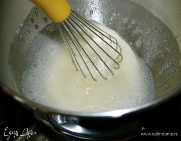 Для крема маршмэллоу положить белки с сахаром и лимонным соком (буквально несколько капель) в жаропрочную миску (лучше, если это будет чаша кухонного комбайна) и поставить на водяную баню. Начать взбивать венчиком, пока сахар не раствориться и белок не нагреется...   