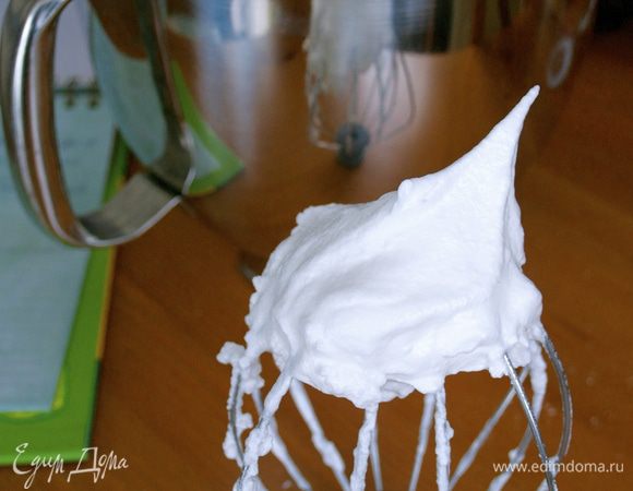 Затем снять с водяной бани и продолжить взбивать белки с помощью кухонного комбайна до получения гладкой блестящей плотной массы - до твердых пиков!  