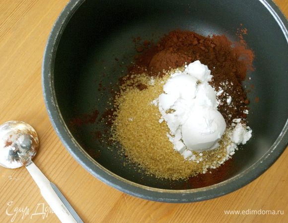 Для горячего шоколада смешать все сухие ингредиенты. Вместо крахмала можно взять и муку... 