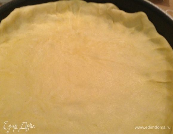 Разделить тесто на 2 части. Раскатать и положить тесто в формы (у меня 24 и 28 см)