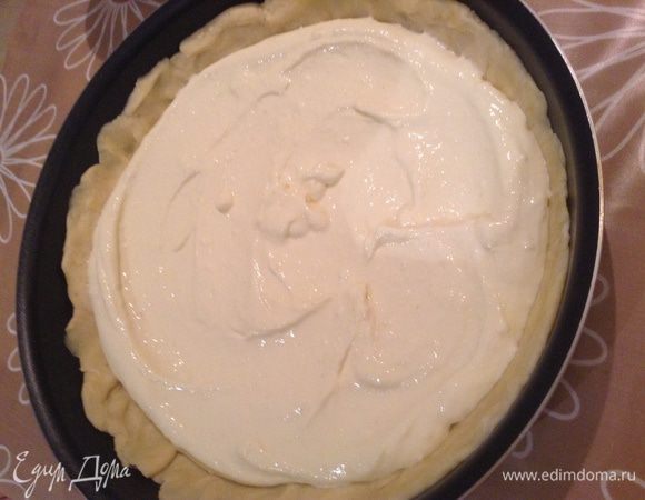 Выложить начинку. сверху чуть-чуть посыпать содой (1 щепотка), для цвета)