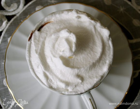 Сверху выложить "шапочку" белкового крема (количество, по Вашему вкусу!))))))). 