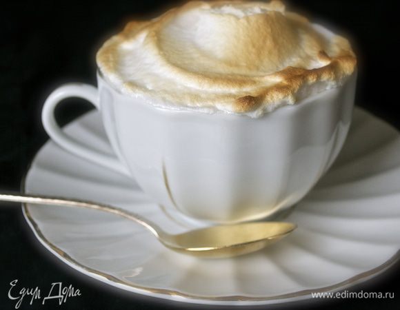 При желании подпалить немного белок кухонным "факелом"-горелкой или поставить на 1 минуту в духовку под гриль... Подавать с чайной ложечкой, так как шоколад достаточно густой... Ну, а вообще, его консистенцию вы можете и сами отрегулировать, сократив количества крахмала (муки).