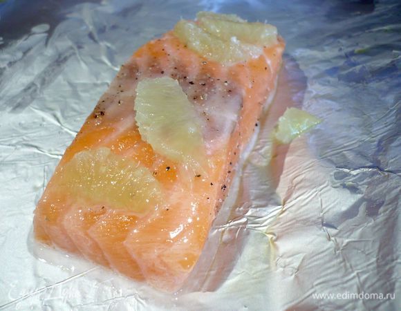 Духовку разогреваем до 180 градусов. Филе семги промыть, обсушить бумажным полотенцем. Посолить и поперчить. Выложить каждое филе на смазанный оливковым маслом лист фольги. Снять с лайма кожуру толстым слоем, чтобы захватить и белую часть. Держа лайм над каждым филе (чтобы не терять сок) и делая ножом прорези между пленок, отделить мякоть лайма. Нам хватит по пять долек примерно для каждого филе. Завернуть фольгу конвертом. Выложить конверты на противень. Поставить в духовку на 15 - 20 минут.
  