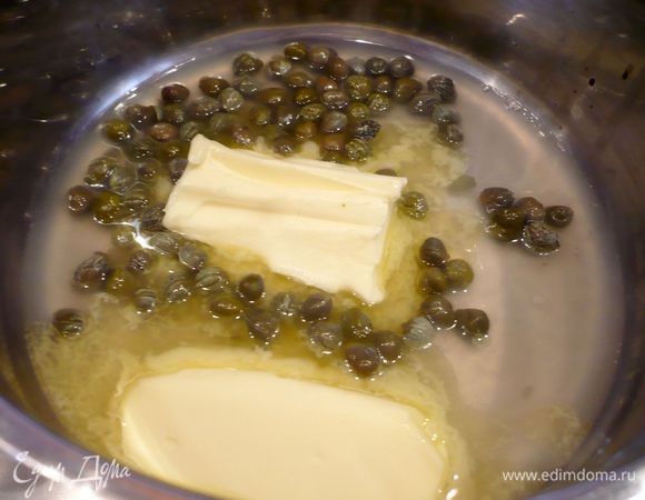 Как только рыбка приготовилась готовим соус. Для этого в сотейник положить каперсы, добавить сок лайма и сливочное масло. 