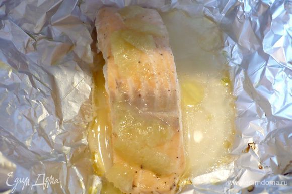 Вот так выглядит рыбка из духовки, жидкость, которая выделилась во время готовки нам понадобится для соуса.