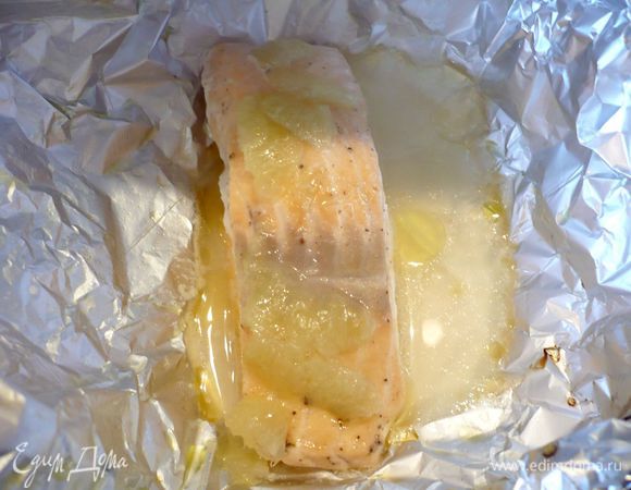 Вот так выглядит рыбка из духовки, жидкость, которая выделилась во время готовки нам понадобится для соуса. 