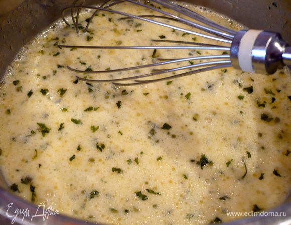 Добавить жидкость из конвертов в сотейник. Довести соус до кипения, помешивая, ввести сметану. Перемешать. Посолить и поперчить по вкусу.