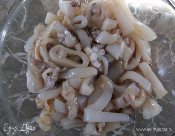 Кальмары очистить (у меня уже очищенные и с хвостиками, которые я тоже порезала), залить кипятком на 1-2 мин. Промыть холодной водой и нарезать соломкой. Залить соевым соусом и дать постоять 20-30 мин.
