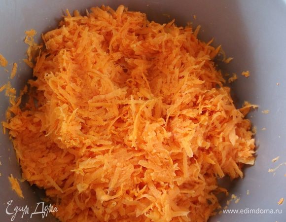 Морковь натереть на крупной тёрке, если есть тёрка для корейской моркови, лучше использовать её (так будет красивше:)) добавить уксус и сахар, соль и перетереть руками.