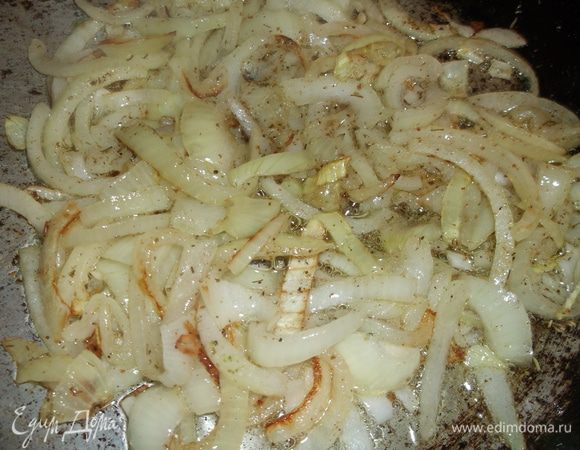 Лук нарезать полукольцами и обжарить, в конце добавить хмели-сунели и подержать ещё немного на огне, чтобы лук пропитался приправой.