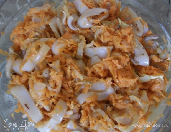 Морковь отжать от сока и добавить к кальмарам, хорошо перемешать, туда через пресс выжать чеснок, добавить красный и чёрный перец, кунжут, и залить горячим маслом с луком, опять хорошо перемешать, дать настояться пару часов и закуску можно закусовать под что угодно:)