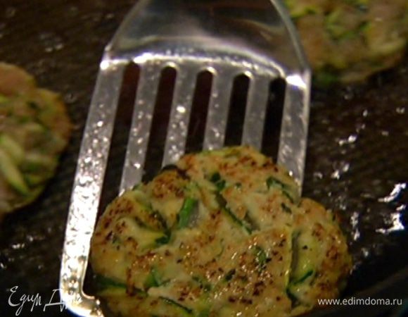 Разогреть в сковороде оливковое масло и обжарить котлеты с двух сторон до золотистой корочки, затем выложить на бумажное полотенце, чтобы удалить излишки жира.