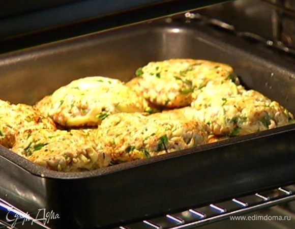 Выложить котлеты в форму для запекания и отправить в разогретую духовку на 15–20 минут.