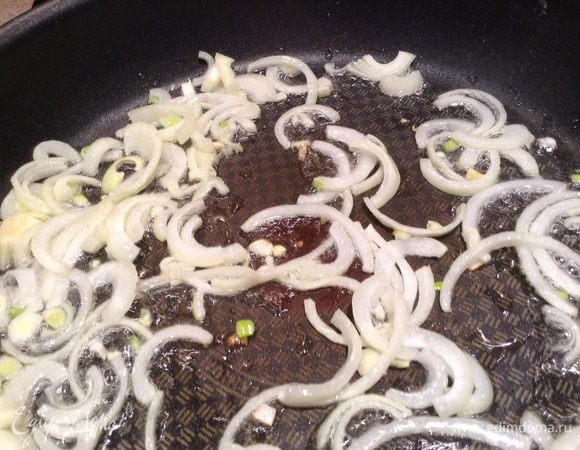 Обжарить лук.