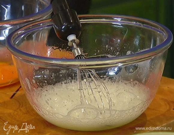 Белки взбить миксером в пышную массу. 