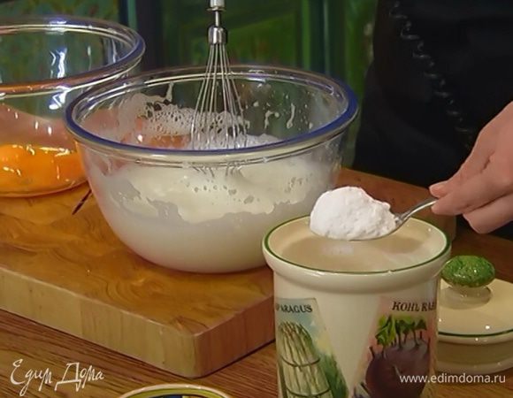 Продолжая взбивать, по одной ложке всыпать сахарную пудру.