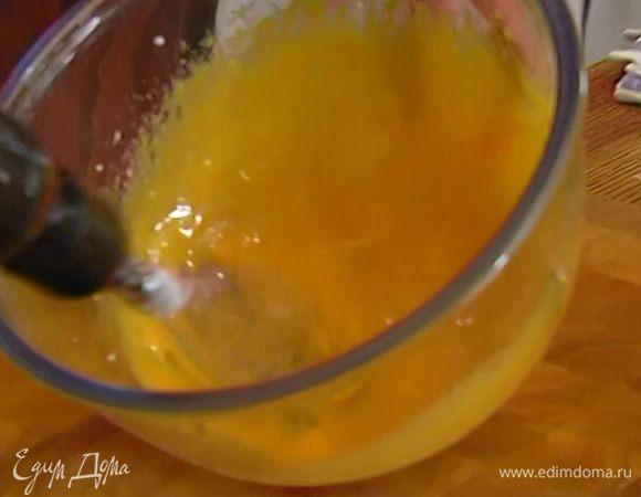 К желткам влить оливковое масло и немного взбить миксером.