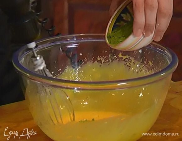 Добавить к желткам пудру зеленого чая и взбить все в однородную массу. 