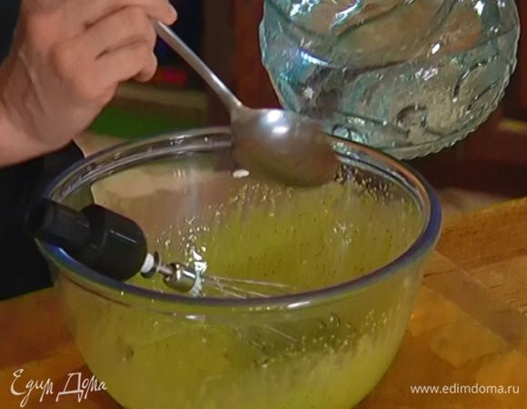 Влить 4 ст. ложки воды и взбить еще немного.