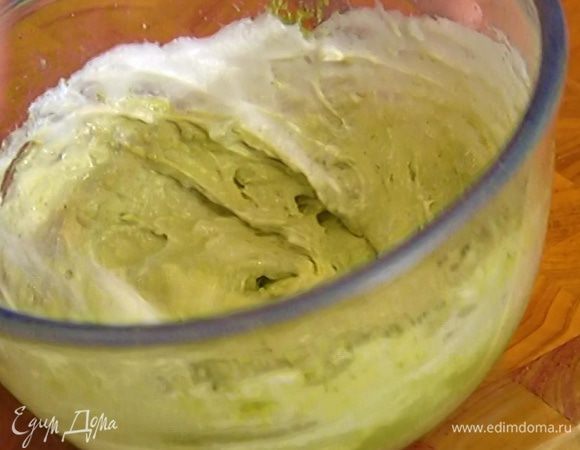 Ввести в тесто половину взбитых белков и еще раз вымешать миксером.