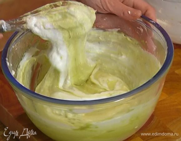 Оставшиеся белки вмешать в тесто венчиком движениями снизу вверх.