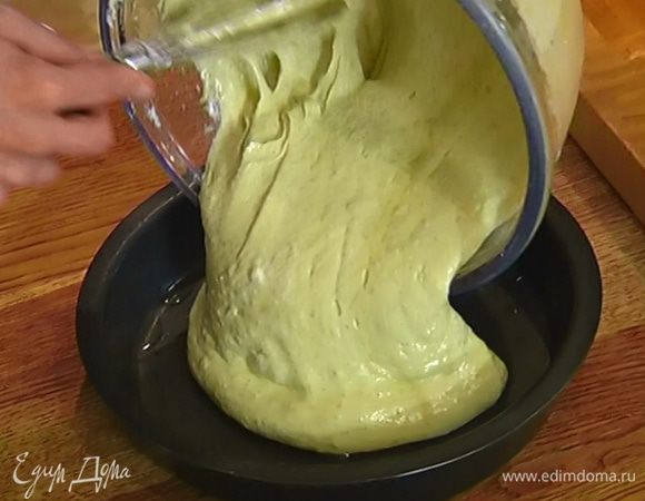 Форму смазать растительным маслом, выложить тесто и выпекать в разогретой духовке 20 минут.