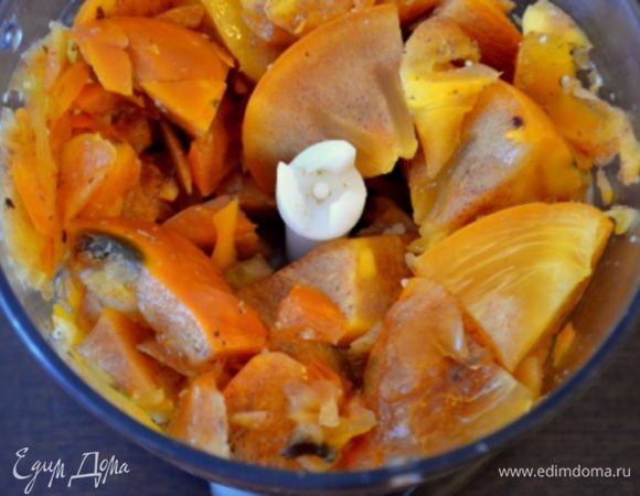 Из хурмы вынуть косточки и измельчить ее в блендере в однородное пюре.