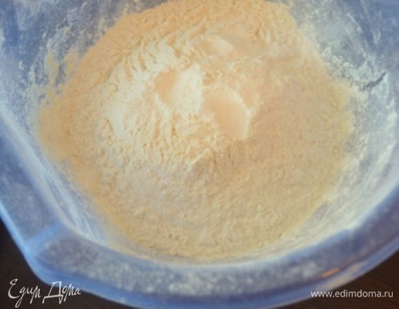 Муку и разрыхлитель просеять в  большую миску.
