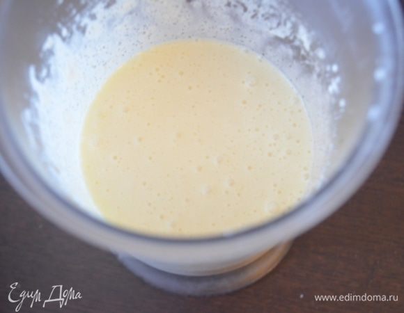 Мягкое сливочное масло взбить с яйцом и сахаром.