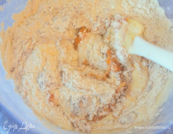 Смешать пюре из хурмы, мучную и яично-масляную смеси. Все размешать до однородности.