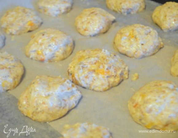 Из теста руками формируем небольшие шарики и укладываем на противень, застеленный промасленным пергаментом. 