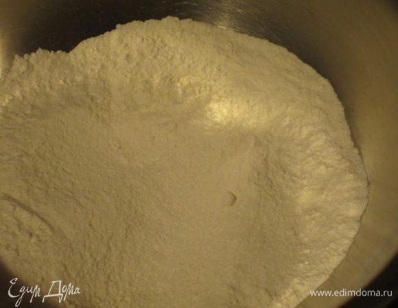 Добавить сахар и перемешать.