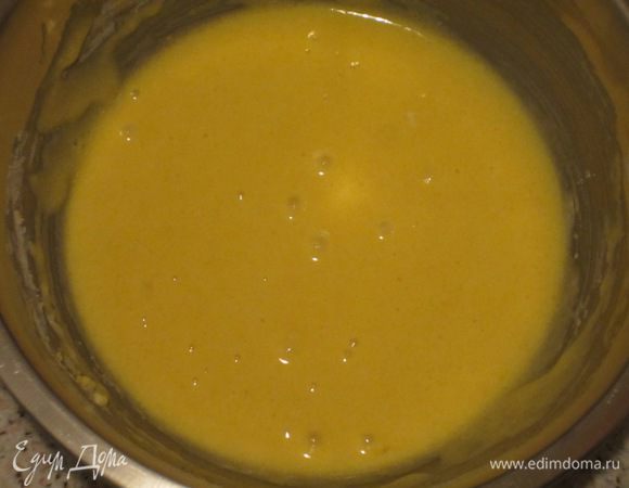 Ввести яйца и хорошо перемешать деревянной ложкой.