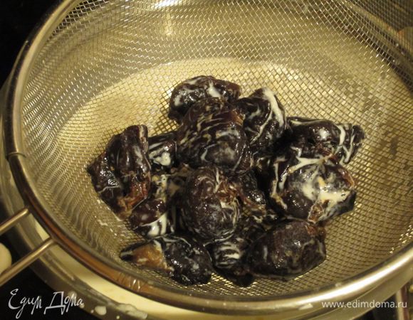 Добавить чернослив и дать настояться 15 минут. Вынуть чернослив, а жидкость  процедить через ситечко и влить  в тесто. Хорошо перемешать.